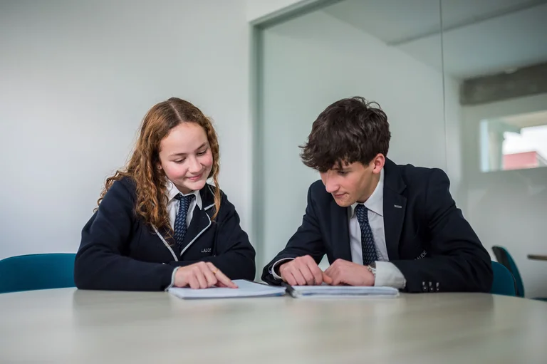 Los mayores enseñan: juegos y alemán para aprender en equipo